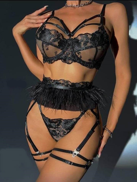 Coordinado encaje fino y plumas
